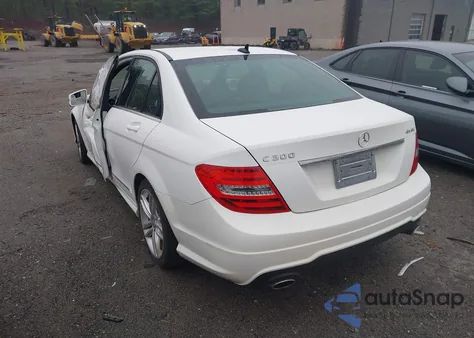 2013 Mercedes-Benz C 300 Luxury 4Matic/Sport 4Matic z USA, uszkodzony, nr VIN WDDGF8ABXDR289262